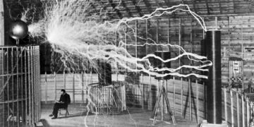 nikola-tesla-in-his-lab-1899